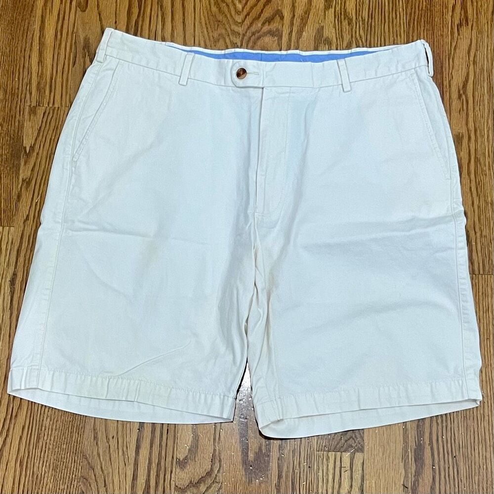 Peter Millar Crown Lightweight Twill Chino Shorts. Beige. Size 36.